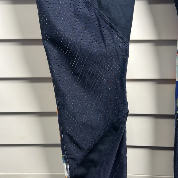 Athleta Tropical Precision Floral 7/8 Ankle Leggings Size Medium - Picture 10 of 11